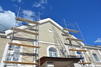Menuiseries extérieures en bois, aluminium et PVC pour rénovation efficace
