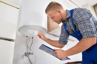 Chauffe-eau thermodynamique moderne installé dans une maison écologique