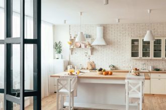 table de cuisine moderne avec design épuré et matériaux nobles