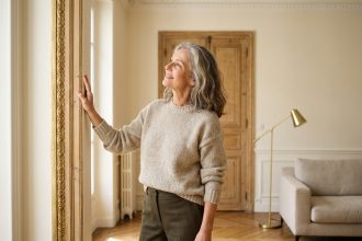 Femme mature dans un appartement parisien rénové