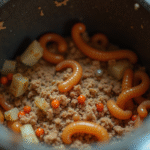 Zoom sur des asticots dans une poubelle de cuisine