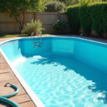 Piscine hors sol vide dans un jardin ensoleille