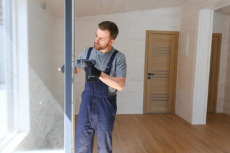 Pourquoi faire poser vos portes et fenêtres par un artisan qualifié ?