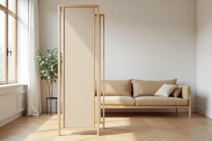 Séparation meuble japandi en bois de frêne clair avec lattes verticales et panneau en lin naturel dans un salon minimaliste au parquet chêne clair