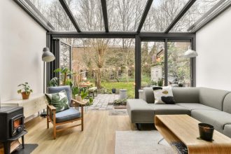 Véranda en Isère : profitez de la nature environnante tout en restant à l’abri